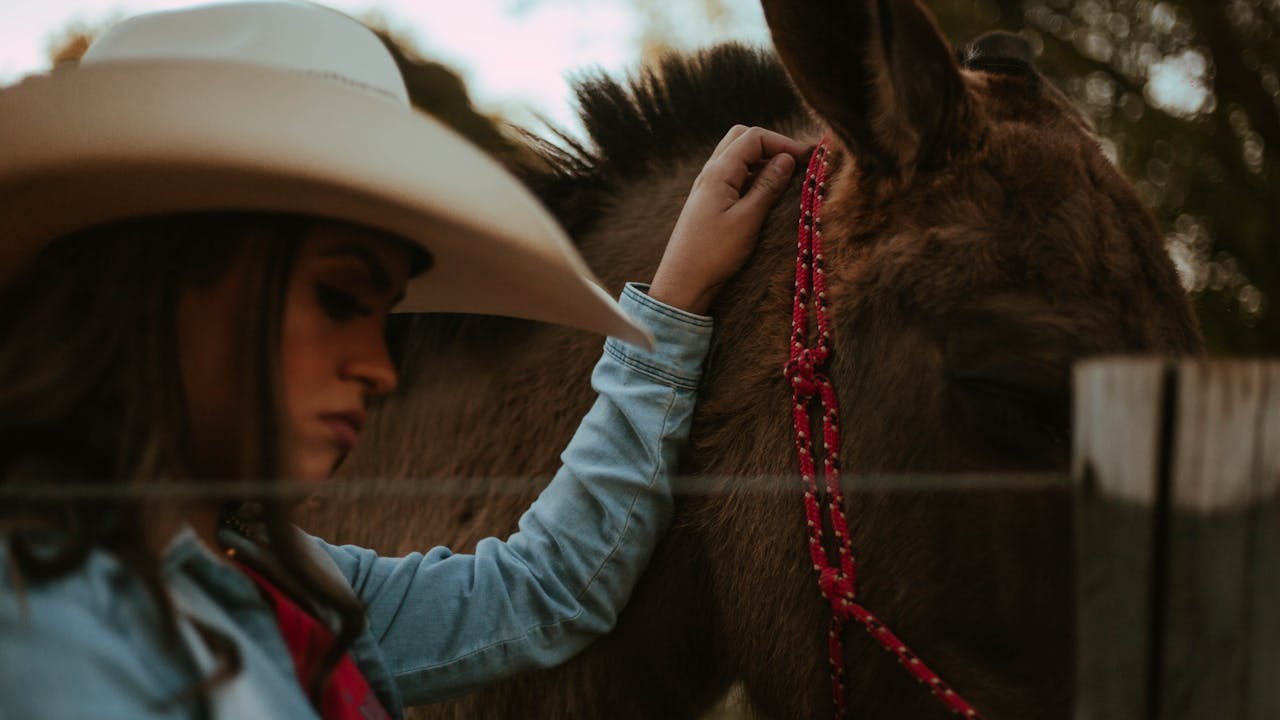 White cowgirl hat